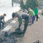 Mastapala saat membersihkan selokan di kampus STAIN. 