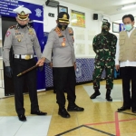 Peluncuran Satpas Tangguh Semeru Polresta Sidoarjo dihadiri Plt. Bupati Sidoarjo Nur Ahmad Syaifuddin. Tampak Plt. Bupati saat sedang memperagakan antrean physical distancing.