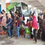 Penumpang di Terminal Purabaya yang terlantar. Foto : nanang ichwan/HARIAN BANGSA