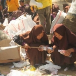 Kelompok geguritan saat memberikan edukasi tentang sampah.