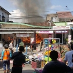 Api tampak melahap dua ruko di Pasar Lodoyo, Blitar.