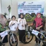 Perwakilan BKKBN Jawa Tengah dan narasumber lainnya foto bersama dengan penerima doorprize.