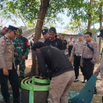 Penertiban salah satu lokasi yang diduga menjadi arena sabung ayam di Kabupaten Pasuruan.