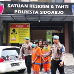 Ketiga pelaku saat ditangkap oleh Polresta Sidoarjo atas dugaan kasus pengeroyokan terhadap warga Krian, Sidoarjo.