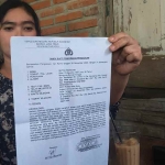 Setyo Prihatini (38), seorang ibu rumah tangga asal Kota Blitar menunjukkan laporan yang ia buat sejak November 2023. 