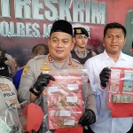 Kapolres Jombang, AKBP Ardi Kurniawan, saat konferensi pers terkait kasus pembunuhan seorang nenek yang ditemukan di Lamongan.
