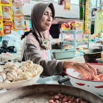 Paenah, salah satu pedagang di Pasar Baru Tuban, saat menunggu pelanggannya.