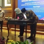 Penandatanganan Kesepakatan (MoU) Bersama dan Perjanjian Kerja Sama antara Pemprov Jatim dengan Kopertais Wilayah IV Surabaya, PTKIN/S, dan Ma