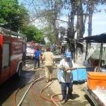 Seorang pemilik warung mengemasisisa-sisa barangnya yang tertinggal. Foto:yudi eko purnomo