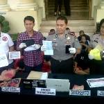 ?Kapolrestabes Surabaya Kombes Pol Setija Junianta membeber hasil tangkapan judi.foto:rusmiyanto/BANGSAONLINE