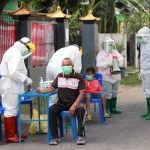Warga saat menjalani rapid test. (foto: ist).