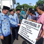 Bupati Tuban saat memberikan bantuan kepada petani garam.