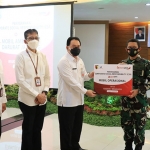 Disaksikan Dirut Bank Jatim Busrul Iman, Plt. Asisten Perekonomian dan Pembangunan Setda Provinsi Jawa Timur Jumadi yang hadir mewakili Gubernur Jatim menyerahkan mobil operasional untuk Kodam V Brawijaya. (foto: ist)