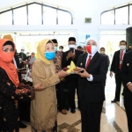 Gubernur Jawa Timur Khofifah Indar Parawansa memberikan pucuk tumpeng kepada janda pahlawan dalam Peringatan Hari Pahlawan Nasional di Tugu Pahlawan Surabaya, Selasa (10/11). foto: ist/ bangsaonline.com