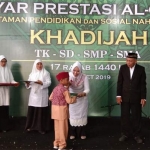 Ketua Bidang 4 Yayasan Khadijah Drs. H. Abdullah Sani saat mewisuda 450 peserta dari 9 unit pendidikan, Sabtu (23/3) siang. foto: YUDI ARIANTO/ BANGSAONLINE