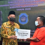 Bupati Fadeli saat memberikan bantuan kepada kelompok tani. (foto: ist)