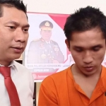 Tersangka Yudis (kanan) saat diamankan di Mapolres Blitar.