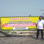 Pemasangan banner peringatan yang dilakukan Kapolsek Kunjang.