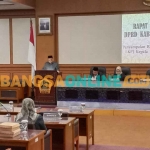 Wakil Ketua DPRD Gresik, Ahmad Nurhamim, saat membacakan rekomendasi dewan terhadap LKPJ bupati akhir tahun anggaran 2022. Foto: SYUHUD/BANGSAONLINE