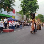 Salah satu penampilan marching band dalam parade budaya di Jombang Fest 2025.

