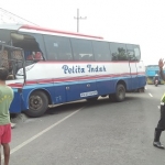 Bus Pelita Indah yang menabrak rumah di Desa Palrejo, Kecamatan Sumobito, Kabupaten Jombang, Jumat (21/7).
Foto : ROMZA/BANGSAONLINE
