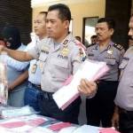 BEBER BB - Kapolres Mojokerto Bambang Widi gelar kasus penipuan CPNS di depan Mapolres setempat. (foto: istimewa)