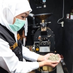 Gubernur Jawa Timur Khofifah Indar Parawansa saat kunjungan kerja pemulihan ekonomi dan kesehatan mengunjungi UMKM yang memproduksi kopi di Bondowoso , Minggu (15/11) sore. foto: ist/ bangsaonline.com
