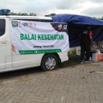 Posko Kesehatan yang didirikan oleh ACT Kediri bersama dengan relawan dari BSMI (Bulan Sabit Merah Indonesia), ARMI (Aliansi Relawan Muslim Indonesia) Kediri, IEA (Indonesian Escorting Ambulance) dan MRI (Masyarakat Relawan Indonesia). foto: ist.