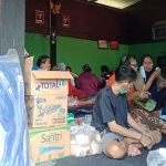 Kondisi warga korban banjir bandang saat mau dipindahkan ke rumah kontrakan. (foto: ist)