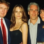 Foto ini menyebar secara luas. Foto yang diambil pada 2000 itu menunjukkan Donald Trump bersama Melania Knauss yang saat itu menjadi kekasih Trump, belum menikah dengan Trump, berdiri di samping Jeffrey Epstein dan Ghislaine Maxwell di klub Mar-a-Lago. Foto: BBC
 
