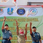 Gubernur Jawa Timur Khofifah Indar Parawansa melepas merpati dalam acara pencanangan Go Green Hospital Rumah Sakit TNI Angkatan Laut (RSAL) Dr. Ramelan bersama 40 rumah sakit mitra jejaring di halaman RSAL Dr. Ramelan, Surabaya, Jumat (29/11/2019). foto: istimewa/ bangsonline.com