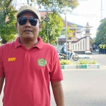Guru SMKN 1 Proppo, Rahman, yang ditugaskan untuk memantau siswa di DPRD Pamekasan.