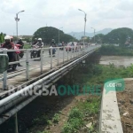 Jembatan lama yang menghubungkan kecamatan Kota dan kecamatan Mojoroto ini dinilai sudah tidak layak dan sangat membahayakan. foto: ARIF KURNIAWAN/ BANGSAONLINE