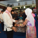Bupati Nganjuk Drs H Taufiqurrahman saat memberikan santunan kepada anak yatim dan buka bersama di Pendopo Kabupaten. foto: BAMBANG DJ/ BANGSAONLINE