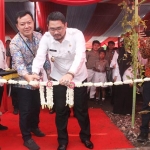 Plt. Wali Kota Pasuruan Raharto Teno Prasetyo memotong pita dalam peresmian RKBS SDN Gentong Kota Pasuruan, Rabu (29/1).