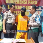 Kapolsek Prambon AKP Sumarsono menginterogasi tersangka dalam rilis pers di Mapolsek setempat, Rabu (31/7).