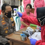 Kapolres Kediri Kota AKBP Wahyudi saat dicek suhu tubuhnya dengan thermogun sebelum mengikuti donor darah. (foto: ist)