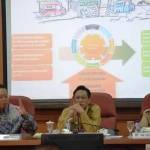 Bupati Sambari bersama pakar ahli saat memberikan arahan pejabat pada one week program. foto: syuhud/ BANGSAONLINE