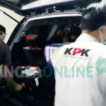 Petugas KPK saat memasukkan berkas dan dokumen hasil penggeledahan di kantor DPRD Jawa Timur. foto: DIDI ROSADI/ BANGSAONLINE