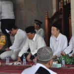 Bupati Sambari dan Wabup Qosim serta pejabat Forkopimda tampak khusuk mengikuti istighotsah kubro. foto: ist.