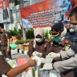Penampakan bendera One Piece yang dikibarkan dr Yusdeny Lanasakti di rumahnya Kelurahan Dabasah, Bondowoso. Foto: Detik.com