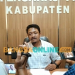 Ketua Bawaslu Ngawi, Yohanes Pradana Vidya Kusdanarko, saat memberi keterangan terkait ASN tak netral kepada awak media. Foto: ZAINAL ABIDIN/BANGSAONLINE