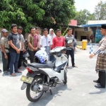 Petugas Satlantas Polres Blitar Kota mengenakan sarung dan peci saat pengarahan kepada para pemohon SIM.