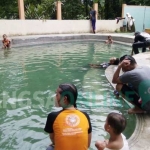 Para pengunjung yang menikmati kolam renang air hangat. foto: SUWANDI/ BANGSAONLINE