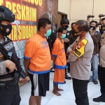 Kapolresta Sidoarjo Kombespol Sumardji saat memberikan pertanyakan kepada tersangka dukun cabul dalam rilis pers di Mapolresta Sidoarjo, Jumat (15/10).