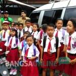 Siswa SD di kecamatan Munjungan. foto: HERMAN/ BANGSAONLINE