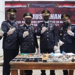 Pejabat Struktural Lapas Pemuda Kelas IIA Madiun saat memamerkan barang bukti berbagai barang elektronik sebelum dimusnahkan dengan cara dibakar.