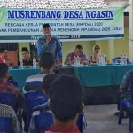 Kades Ngasin Syamsul Anwar saat memaparkan program dalam musrenbangdes. Foto: Ist.