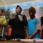 Polisi menunjukan barang bukti dan tersangka saat press rilis di Mapolres Jombang. RONY S/ BANGSAONLINE