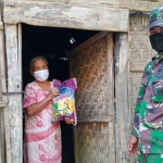 Serda Sigit, Anggota Koramil Mantingan Kodim Ngawi menyalurkan bantuan sembako untuk warga terdampak Covid-19 di wilayah binaannya, Jumat (30/7/2021). (foto: ist)